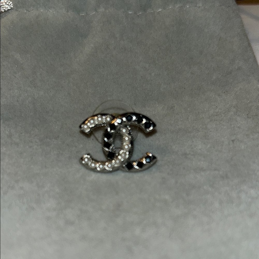 Authentic CHANEL earrings - Picture 4 of 7